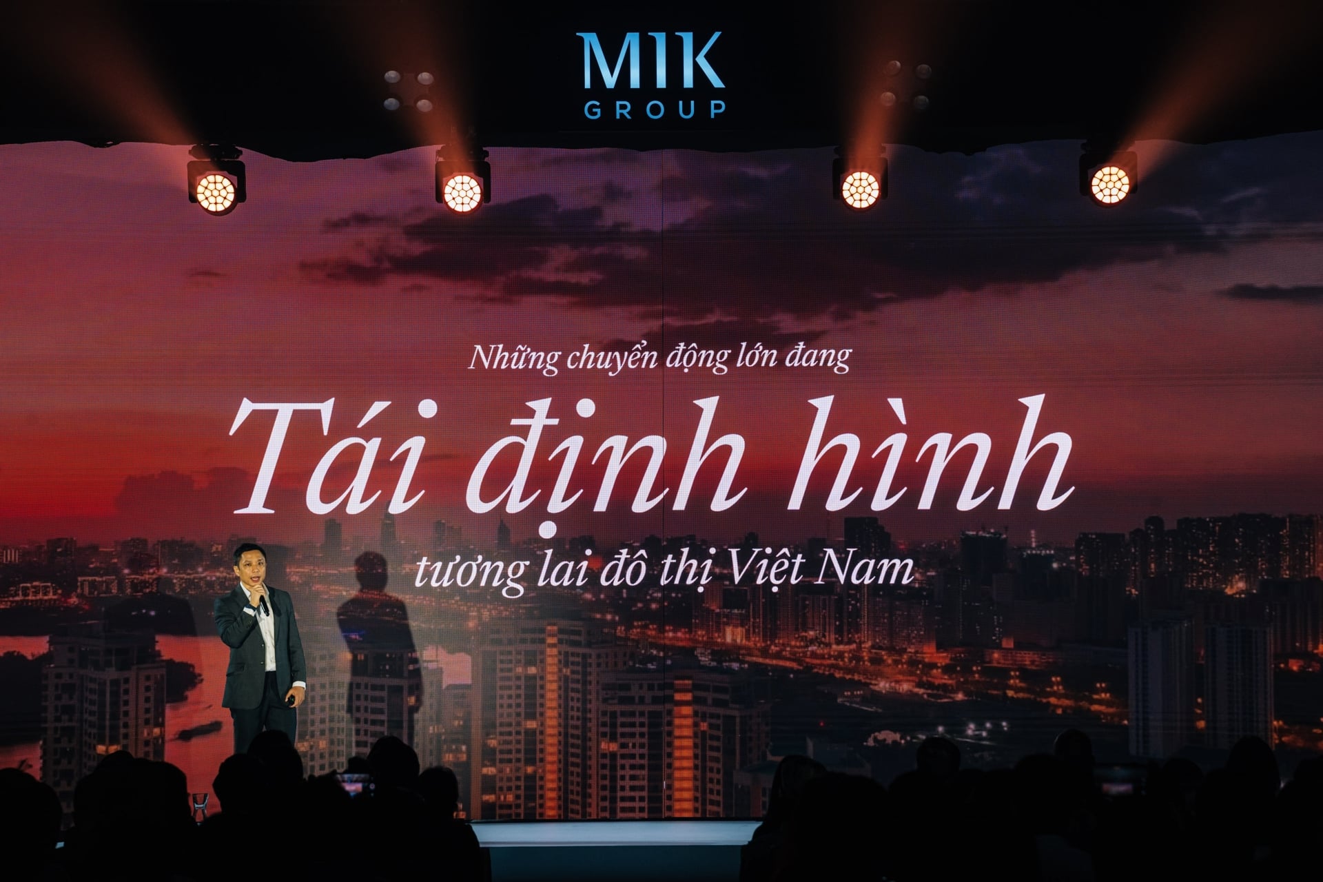 MIK Group ra mắt Forestia, bước ngoặt chiến lược đô thị 2026 1 Phó tổng giám đốc MIK Group phát biểu trên sân khấu sự kiện ra mắt định hướng đô thị mới