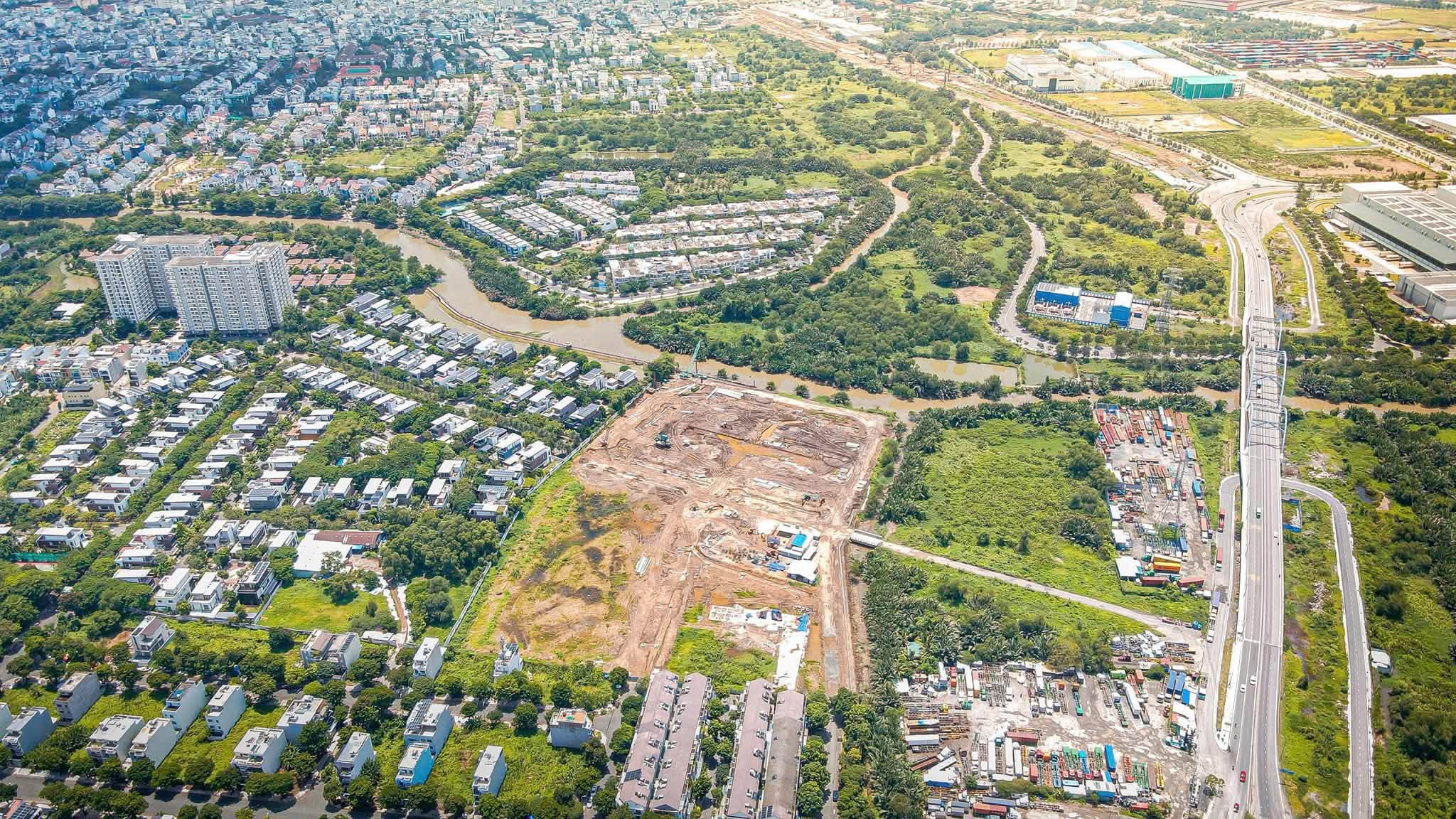 Tiến Độ Imperia Sensa Park Đang Triển Khai Ra Sao 2 Toàn cảnh khu đất Imperia Sensa Park bên sông, gần tuyến đường trên cao đang thi công