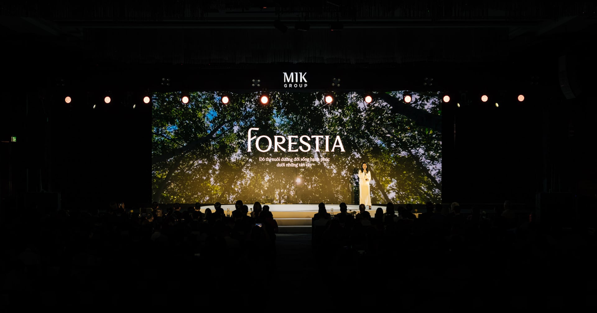 MIK Group ra mắt Forestia, bước ngoặt chiến lược đô thị 2026 3 Trưởng ban Marketing MIK Group giới thiệu triết lý thương hiệu Forestia trên sân khấu