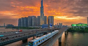 Hoàng hôn khu Đông TP.HCM với đoàn tàu Metro số 1 chạy qua sông Sài Gòn