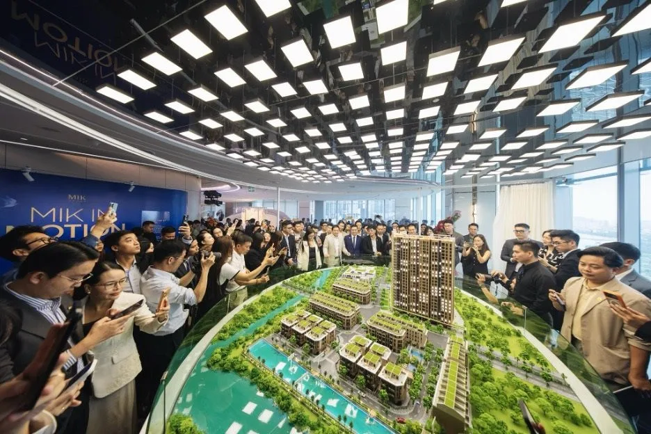 Khách tham quan sa bàn dự án Imperia Sensa Park trong sự kiện khai trương House of MIK